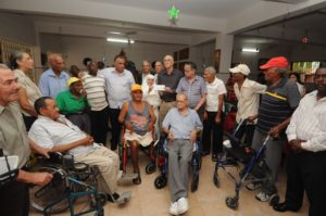 Surf Dominicano, Comité Olímpico Dominicano y Federaciones Deportivas celebraron navidad con ancianos