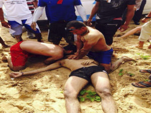 Intructores de surf del Macao Surf Camp resucitando victima de ahogamiento